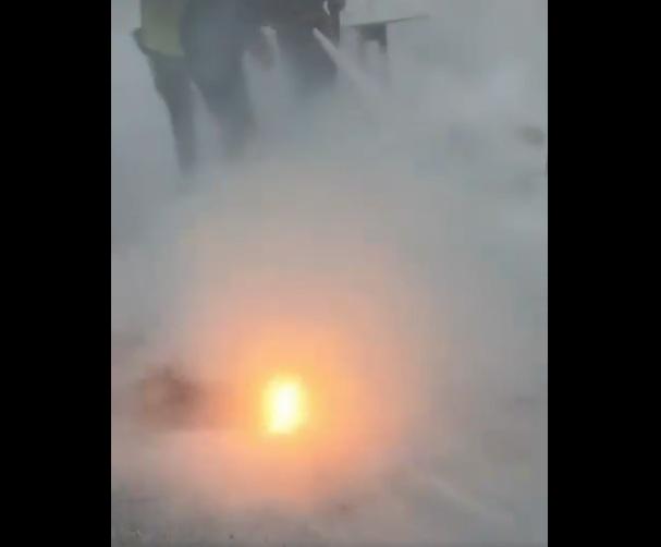 保安等人向男噴射化學滅火劑,將火救熄。(互聯網)