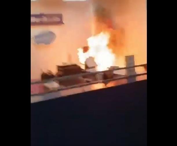 男子在旅行社辦公櫃枱自焚,被熊熊火燄包圍。(互聯網)