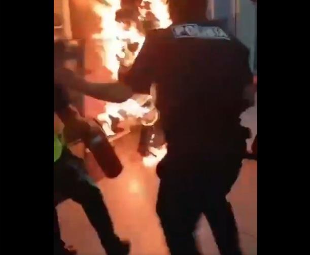 男子衝出辦公櫃枱,警員及保安等人走避。(互聯網)