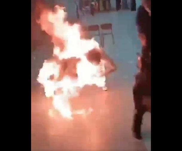 男子燒成火球,痛得倒地。(互聯網)