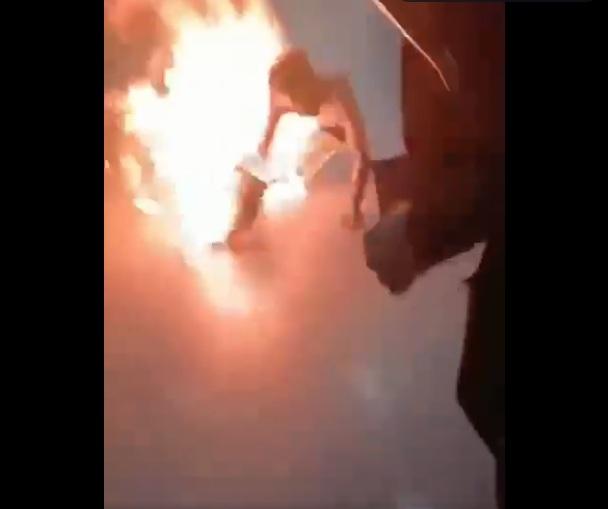 男子燒成火球,在地上翻滾。(互聯網)