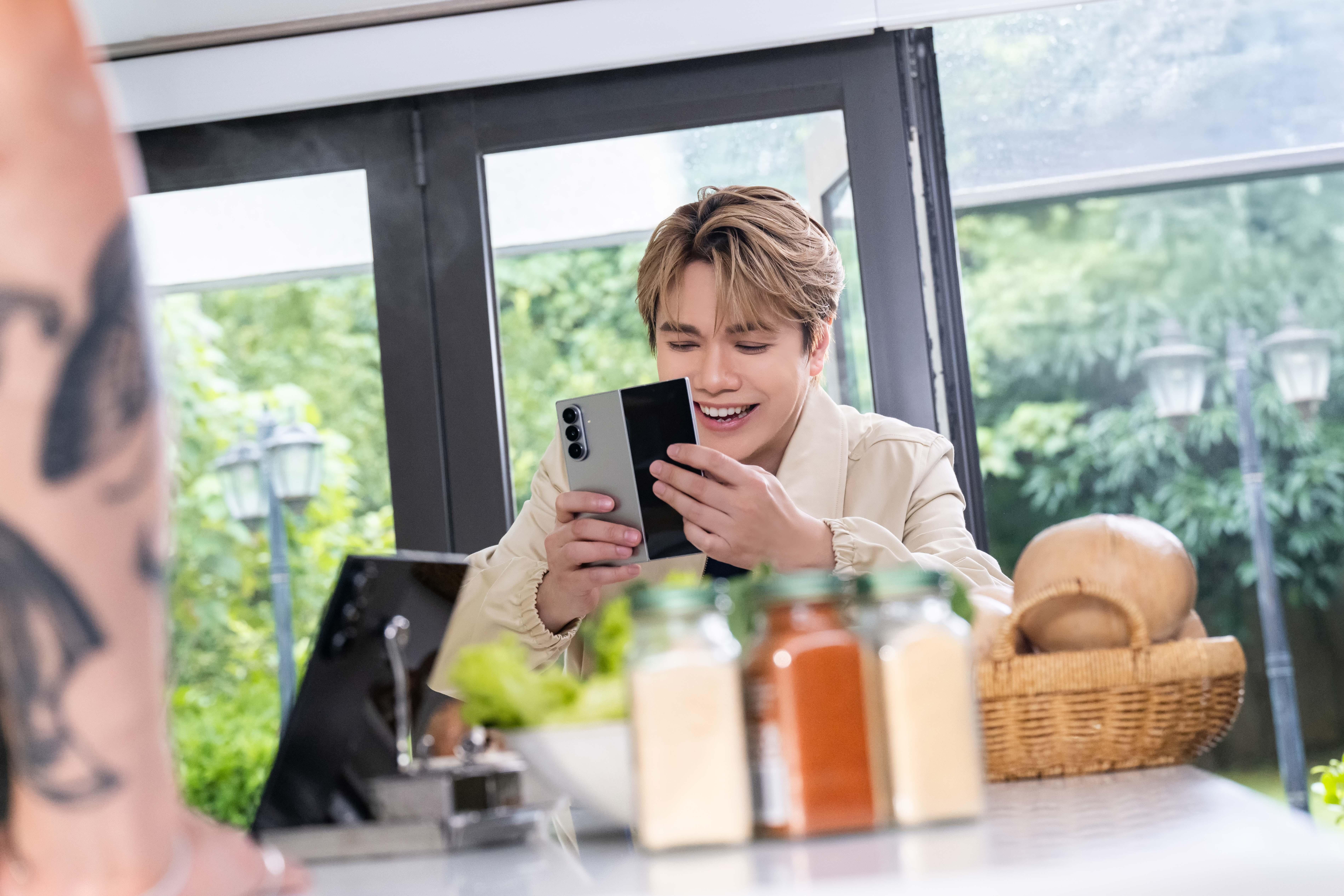 張敬軒在上代已為Samsung Galaxy Z Fold系列代言。