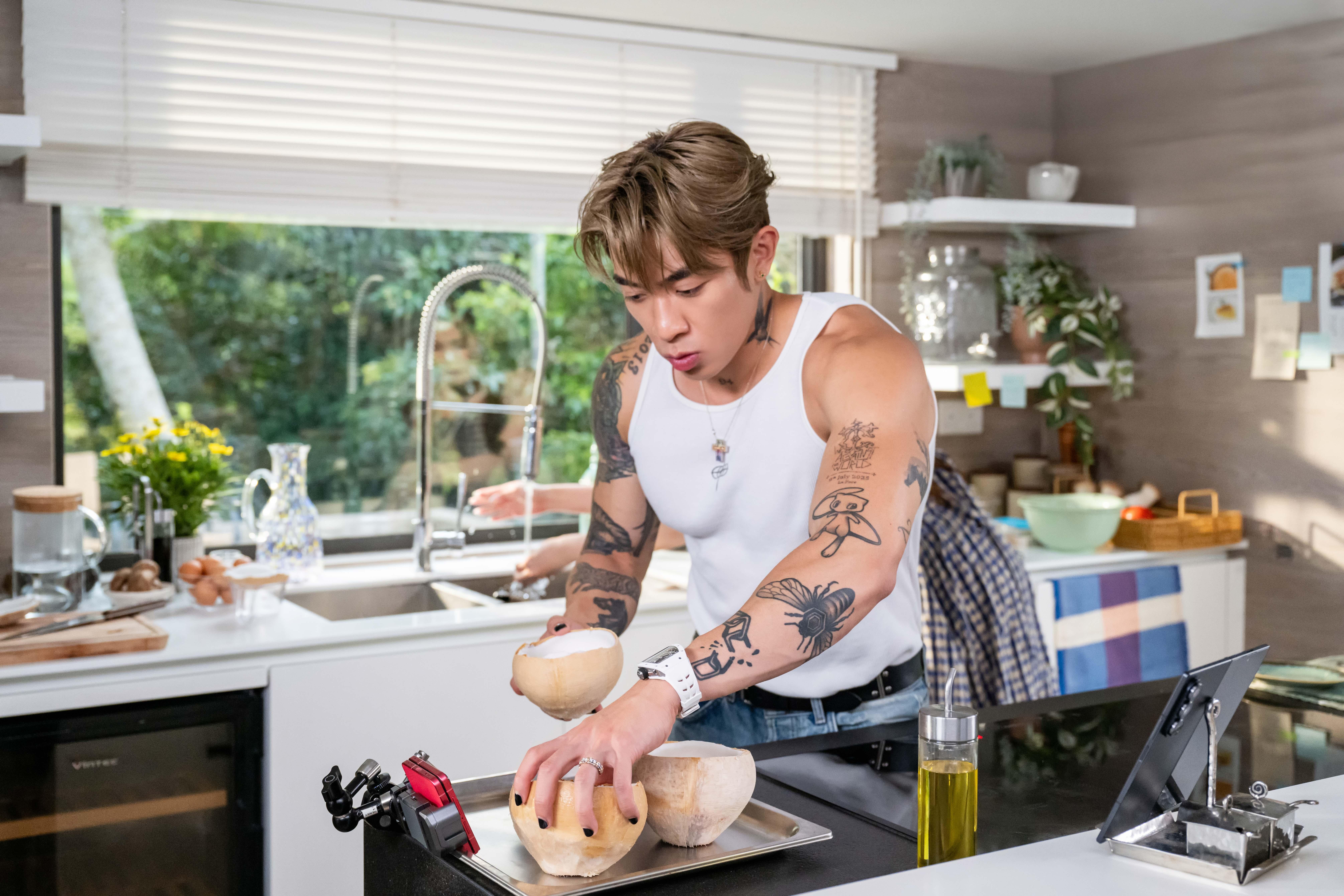 Tyson製作椰皇甜品時用上Flip7拍攝近鏡。