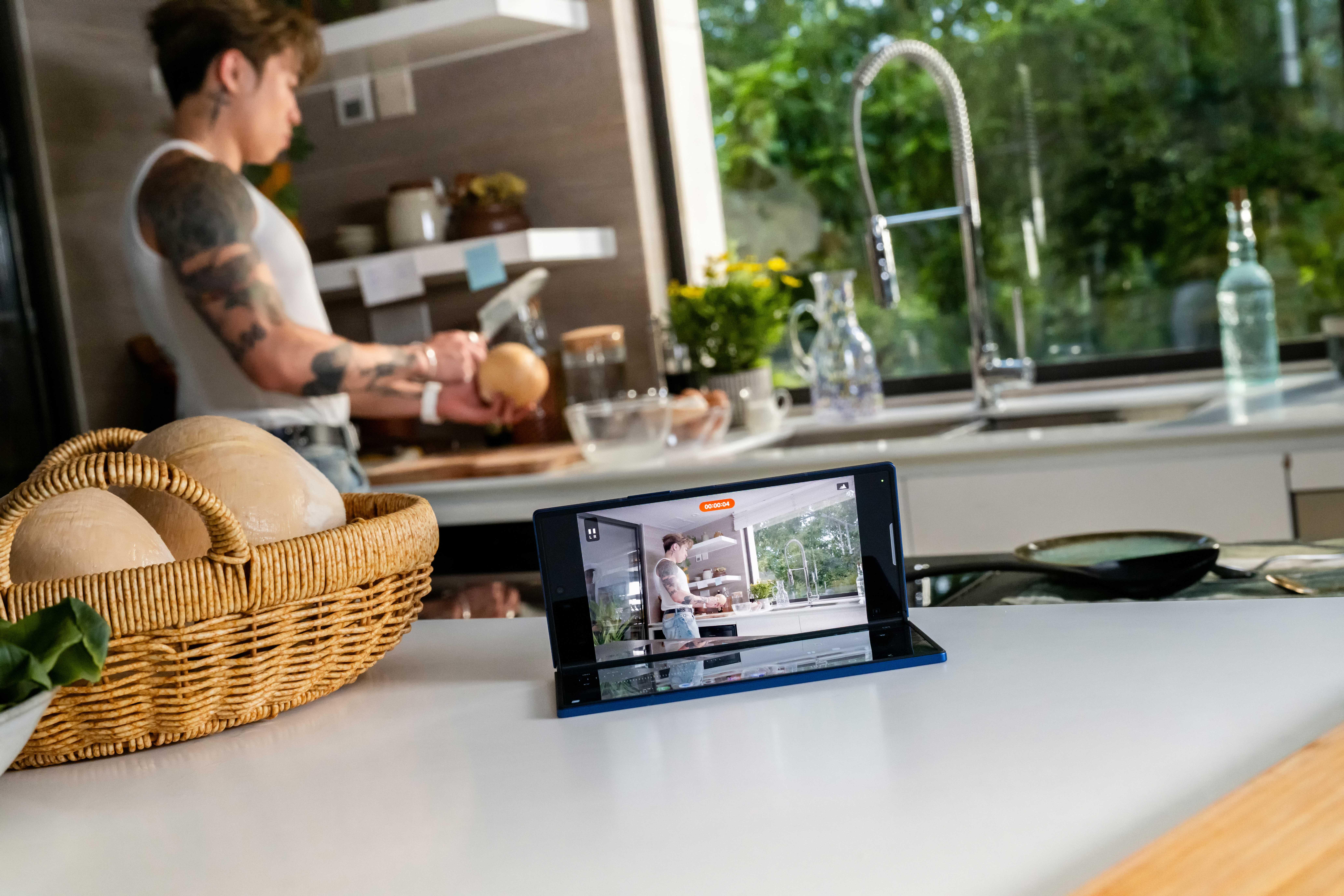 Samsung Galaxy Z Fold7可摺疊使用懸停拍攝。