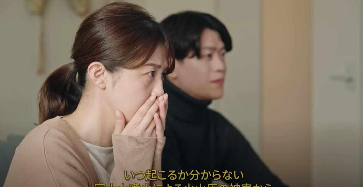 AI模擬富士山大爆發影片中,富士山爆發,居民看到相關資訊,大感震驚。(互聯網)