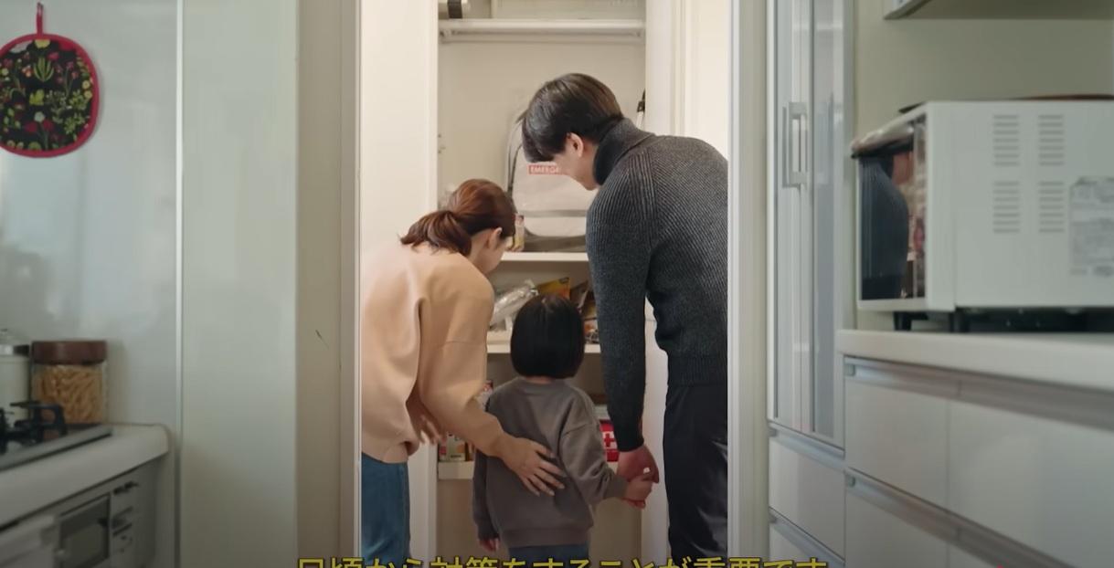 AI模擬富士山大爆發影片中,居民做好防災準備。(互聯網)