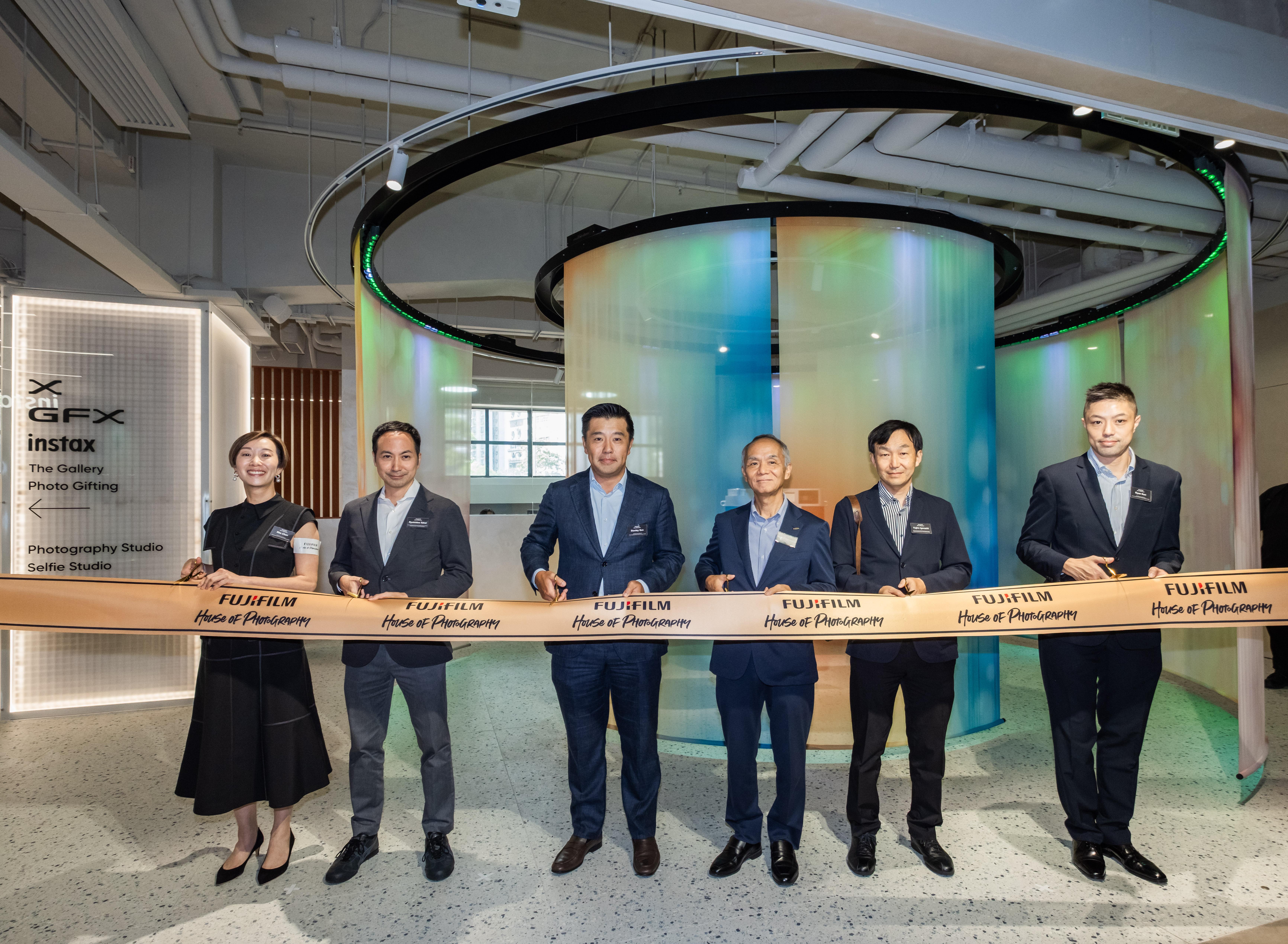 FUJIFILM House of Photography有來自香港及日本的管理層進行剪綵儀式。