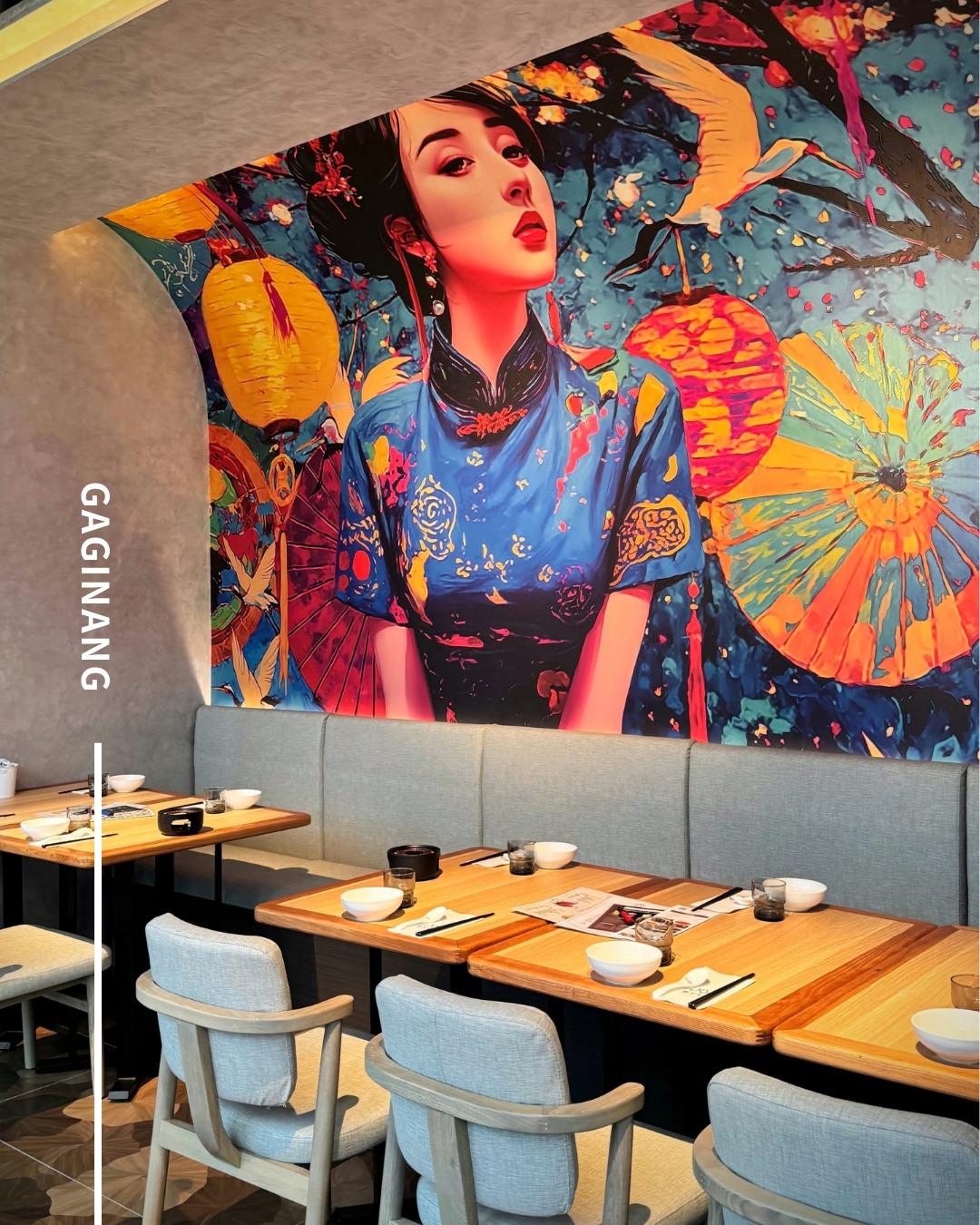 巨型美女油畫是「自己人」的設計得色。