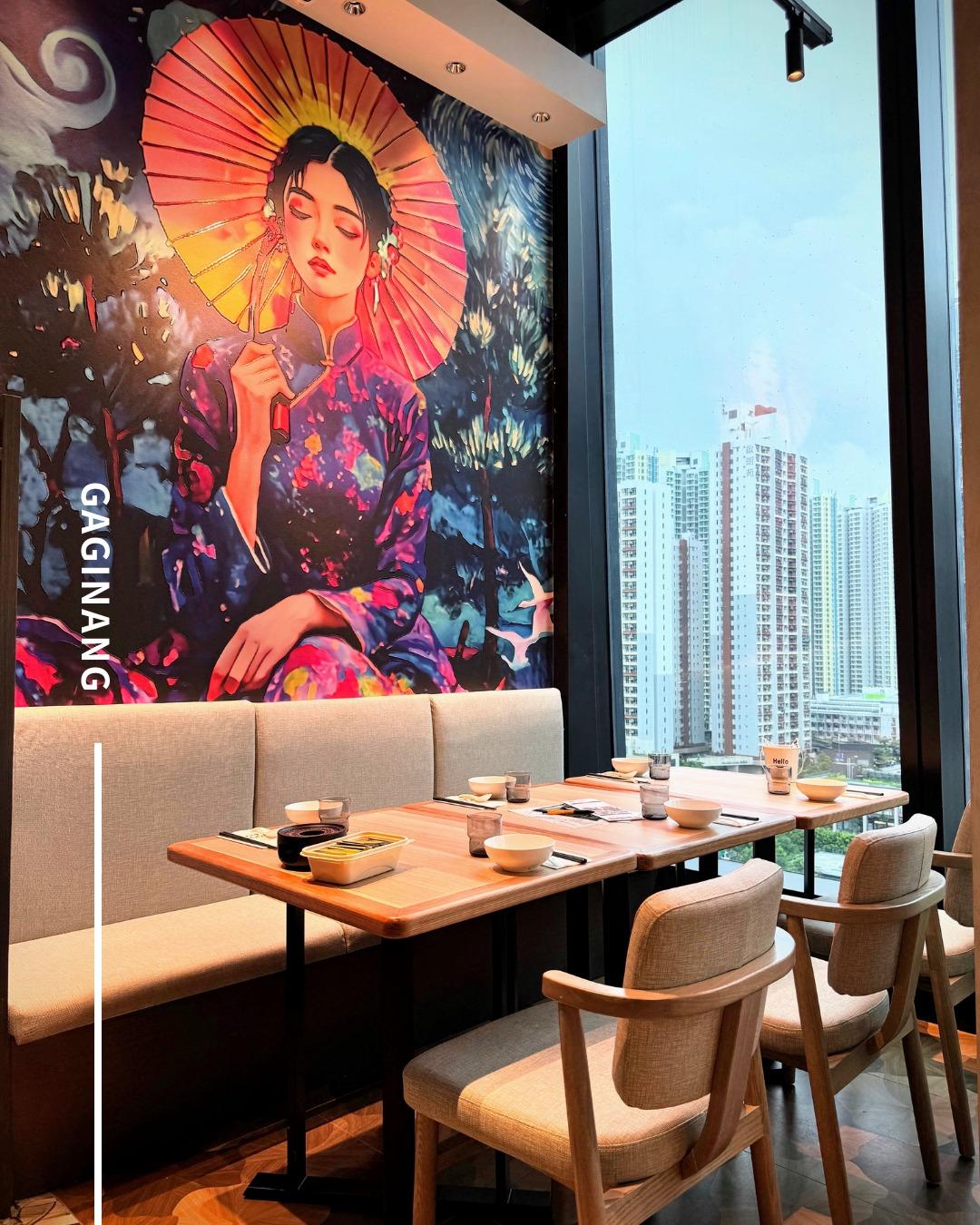 巨型美女油畫是「自己人」的亮點之一。