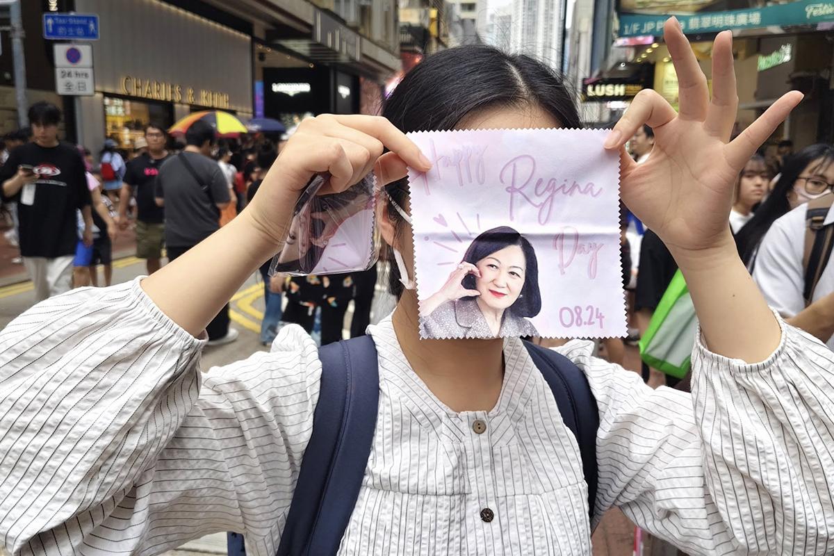 有葉劉粉絲手持應援物影相。(葉劉淑儀FB)