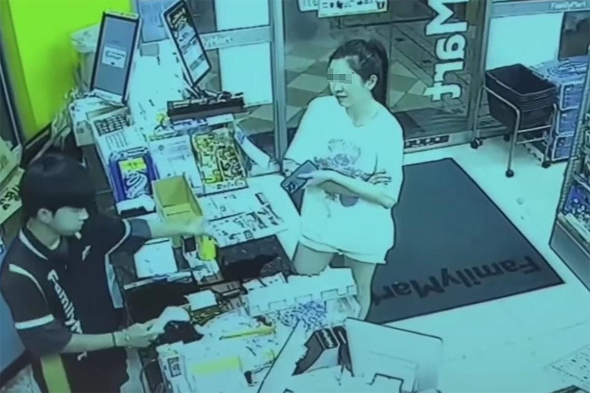 女子之後再購買一罐啤酒,搖晃罐身後朝店員頭部噴灑。(閉路電視片段截圖)