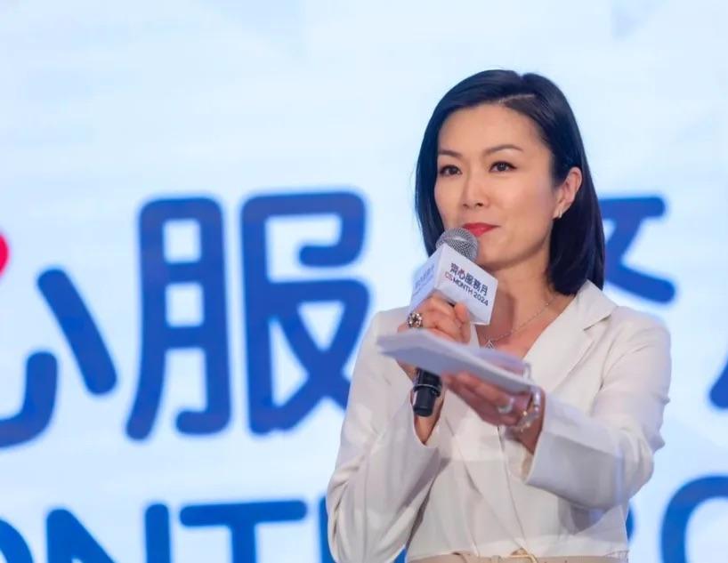 前TVB主播方健儀於2012年離巢後,近年成功轉型做KOL及司儀。