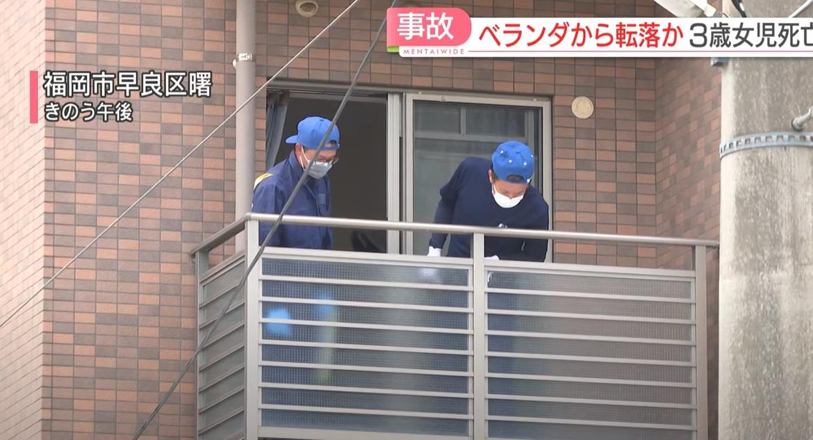 鑑證人員在事發露台調查。(互聯網)