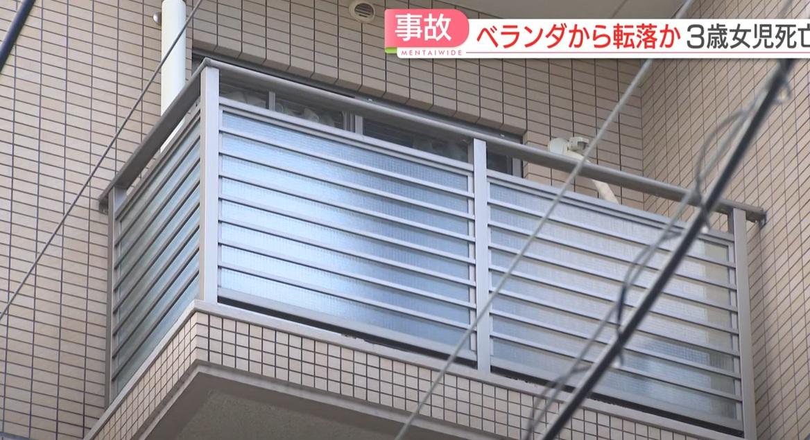 女童疑打開玻璃門鎖,走出露台,翻過圍欄墮樓。(互聯網)