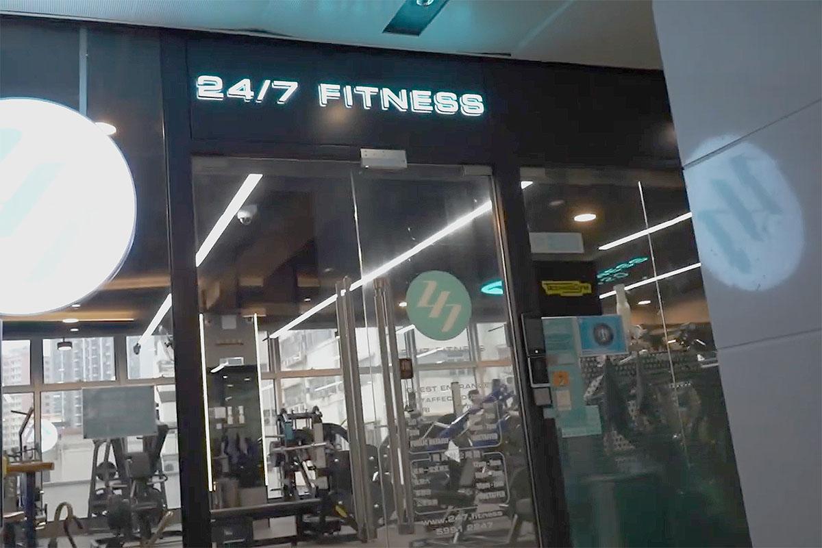 案發於24/7 FITNESS位於新蒲崗萬廸廣場的分店。(官方影片截圖)