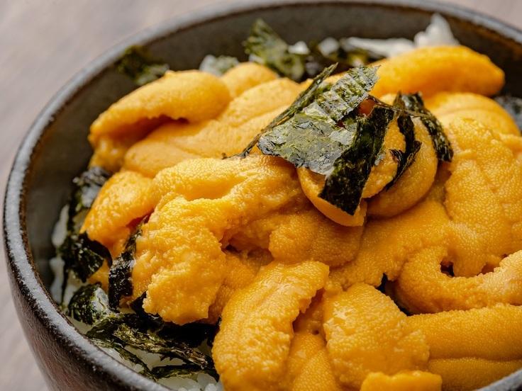 海膽一向屬於日本的高檔美食,但現在價格已高到讓不少家庭連在特殊場合也難以享用。(互聯網)