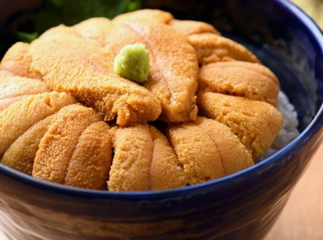 業界指,馬糞海膽10公斤的頂級批發價已飆至9萬日圓,是兩年前逾2倍。(互聯網)