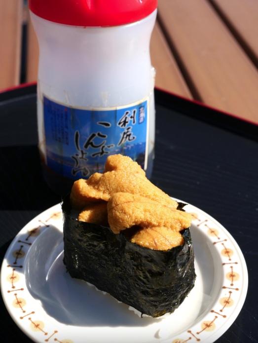 北海道利尻島讓遊客體驗自製海膽壽司。(資料圖片)