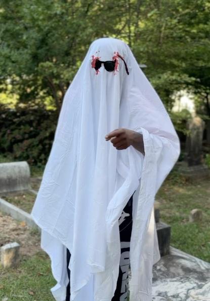 T-Hood遭槍殺前幾星期才在IG分享他於墓地拍攝的MV,片中他披著白布扮鬼。(互聯網)