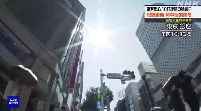 東京銀座早上陽光猛烈,民眾外出時撐傘。(互聯網)