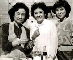 黎宣(中)奉獻演藝圈足足63年。