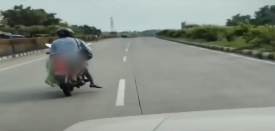 後方車cam拍到亞達夫騎車運送妻子遺體。(互聯網)