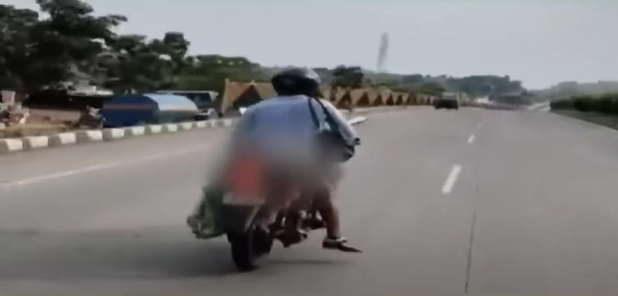 後方車cam拍到亞達夫騎車運送妻子遺體。(互聯網)