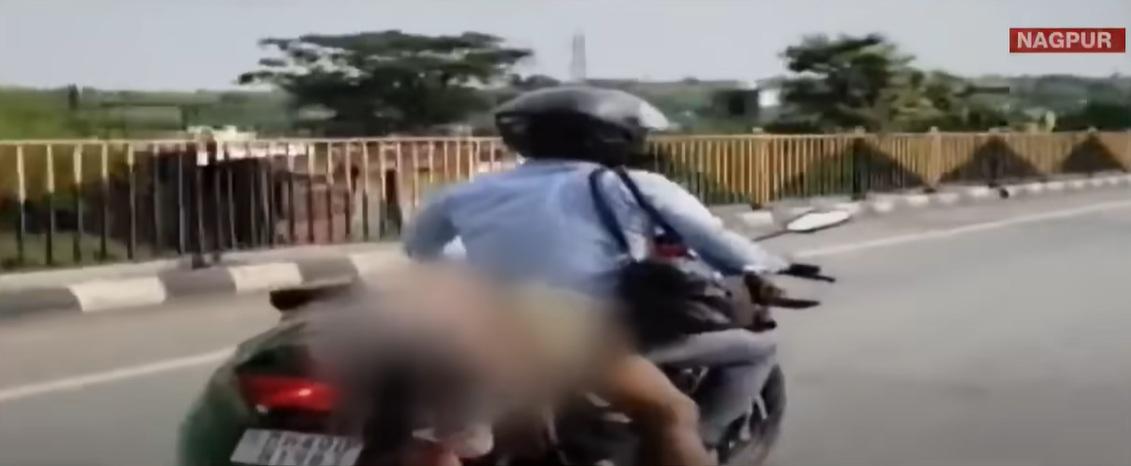 後方車輛駛近,清楚看到電單車後座綁著遺體。(互聯網)