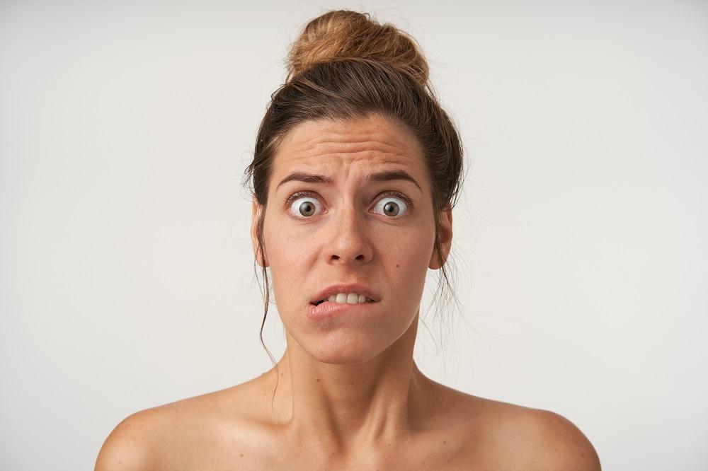 太多面部表情會反覆拉扯面部肌肉。