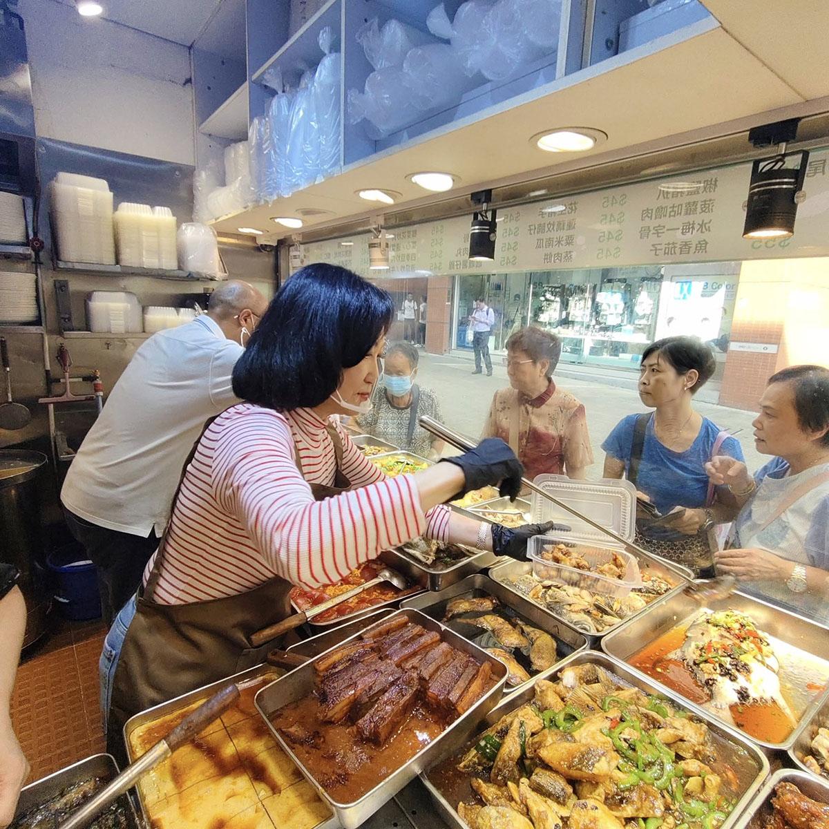 葉劉淑儀去咗體驗賣兩餸飯。(葉劉淑儀FB)