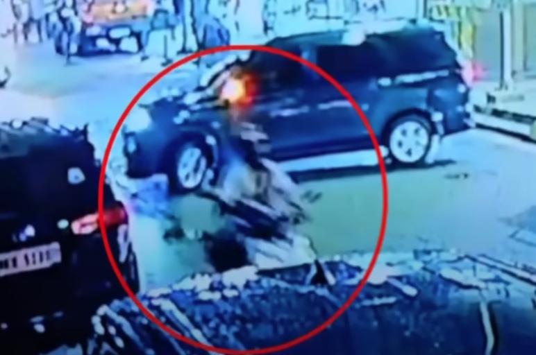 事發當晚閉路電視拍到,兩名疑兇騎電單車逃離現場。(資料圖片)