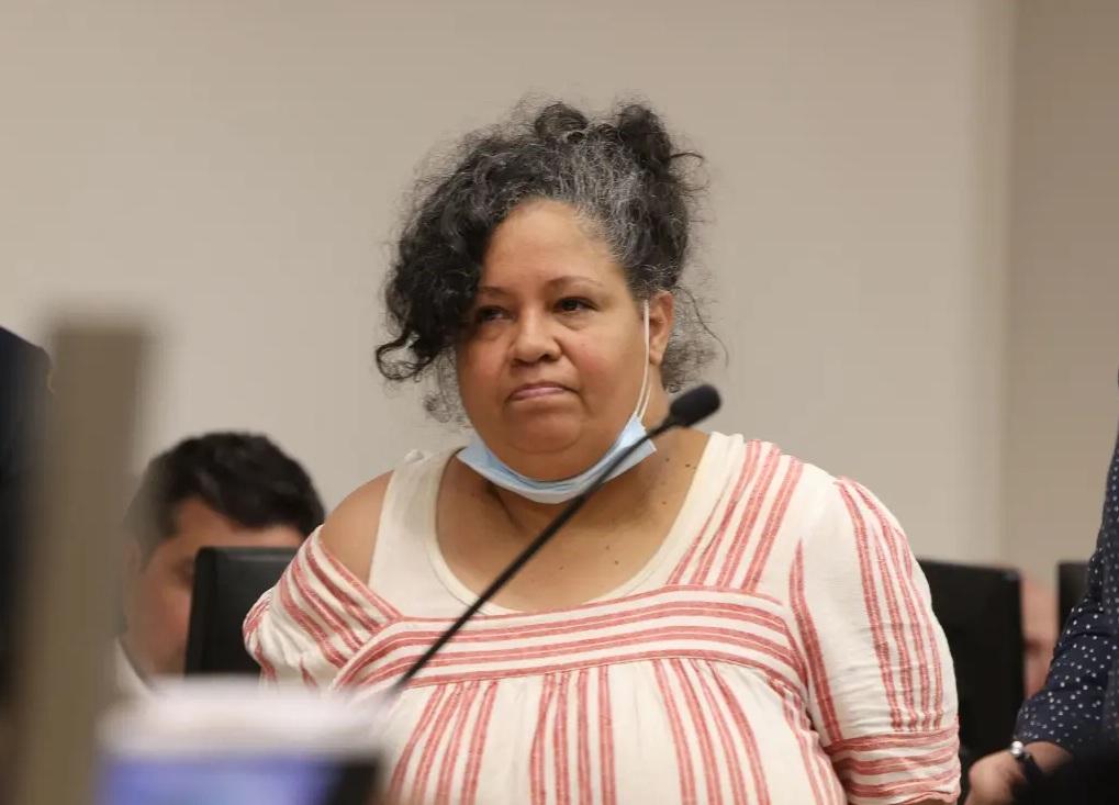 斯特羅瑟的母親豪爾赫懷疑涉案,同樣被捕,出庭應訊。(互聯網)