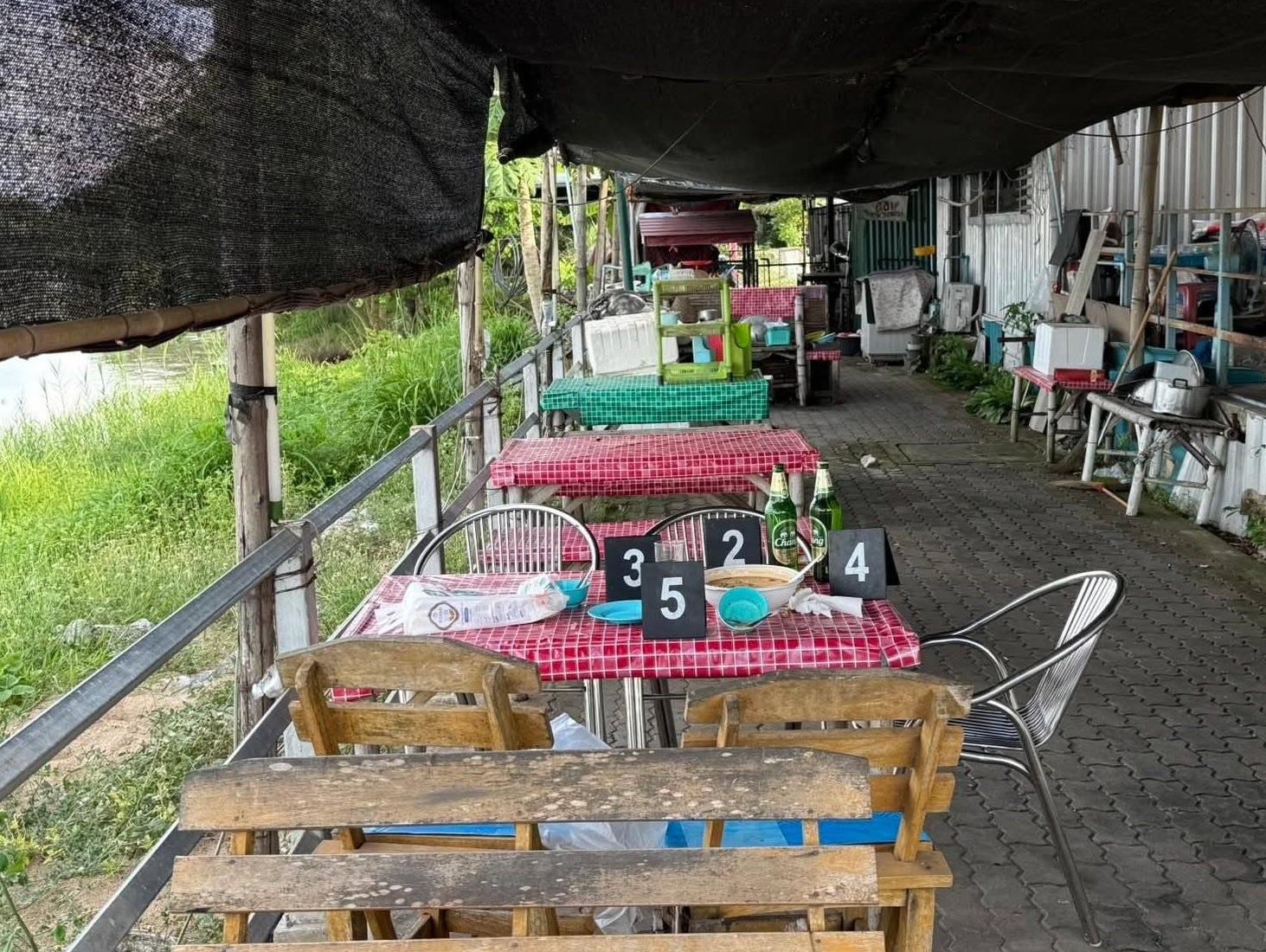 警方到案發食店調查。(互聯網)