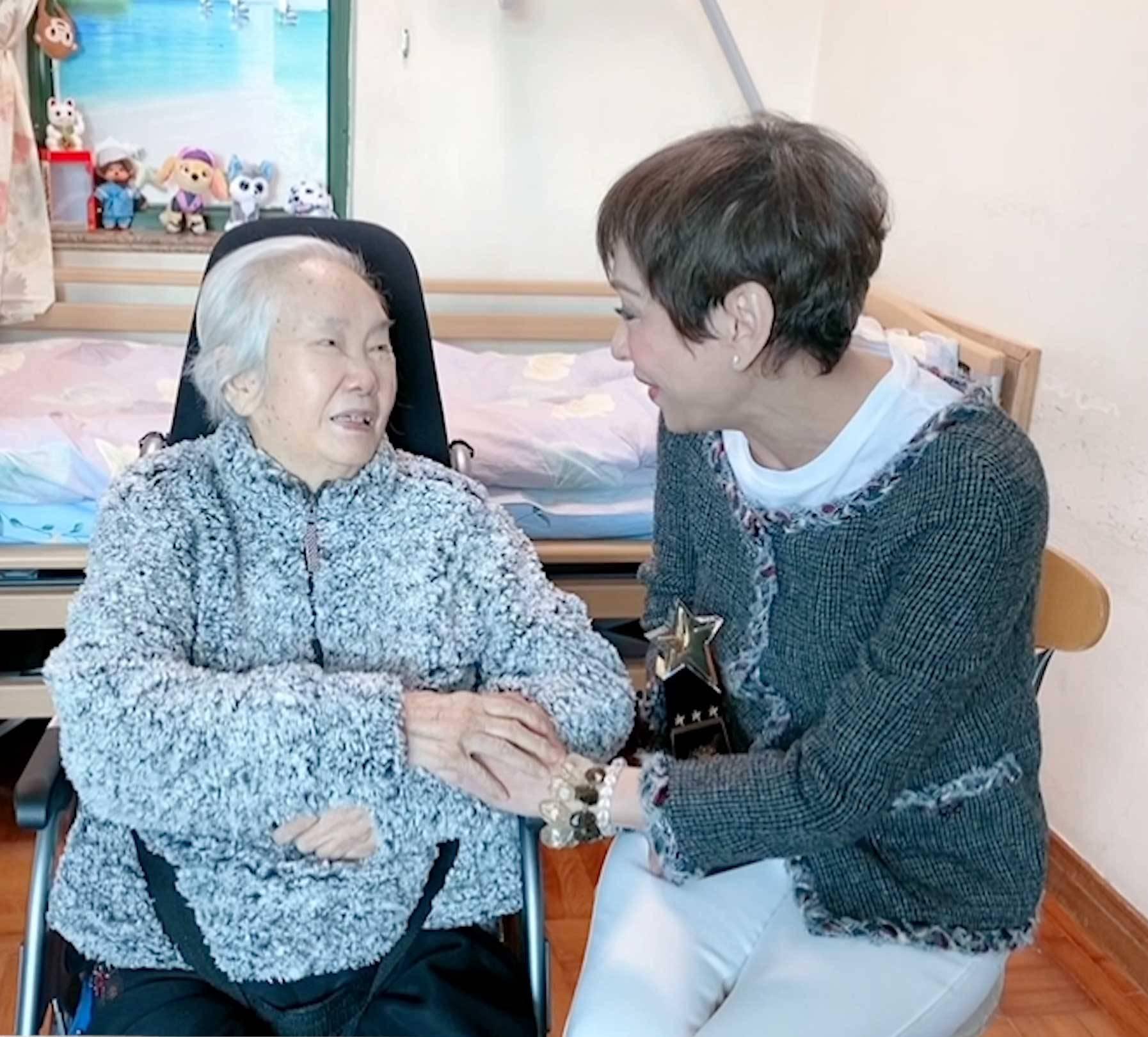 演藝人協會於2019年春茗茶聚上獲頒傑出演藝大獎,由副會長余安安將獎項送到府上,久未露面的黎宣在鏡頭前眼仔睩睩,十分精靈,表示對得獎感到開心。