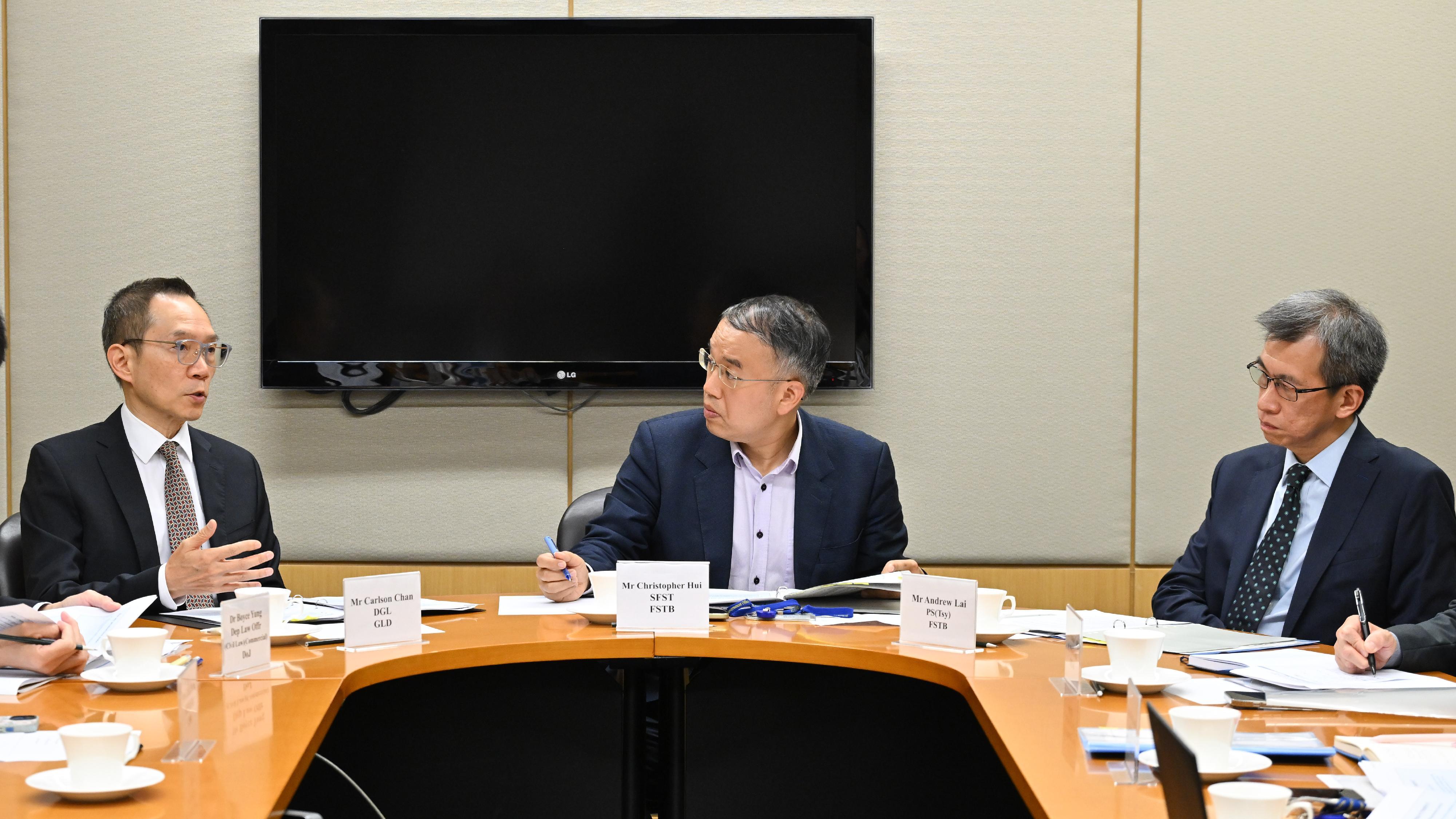 財經事務及庫務局局長許正宇(中)今日(八月二十一日)主持政府採購機制檢討專責小組首次會議,聯同公務員事務局、商務及經濟發展局、發展局和律政司的代表共同審視現有的政府採購機制。旁為財經事務及庫務局常任秘書長(庫務)黎志華(右)和政府物流服務署署長陳嘉信(左)。