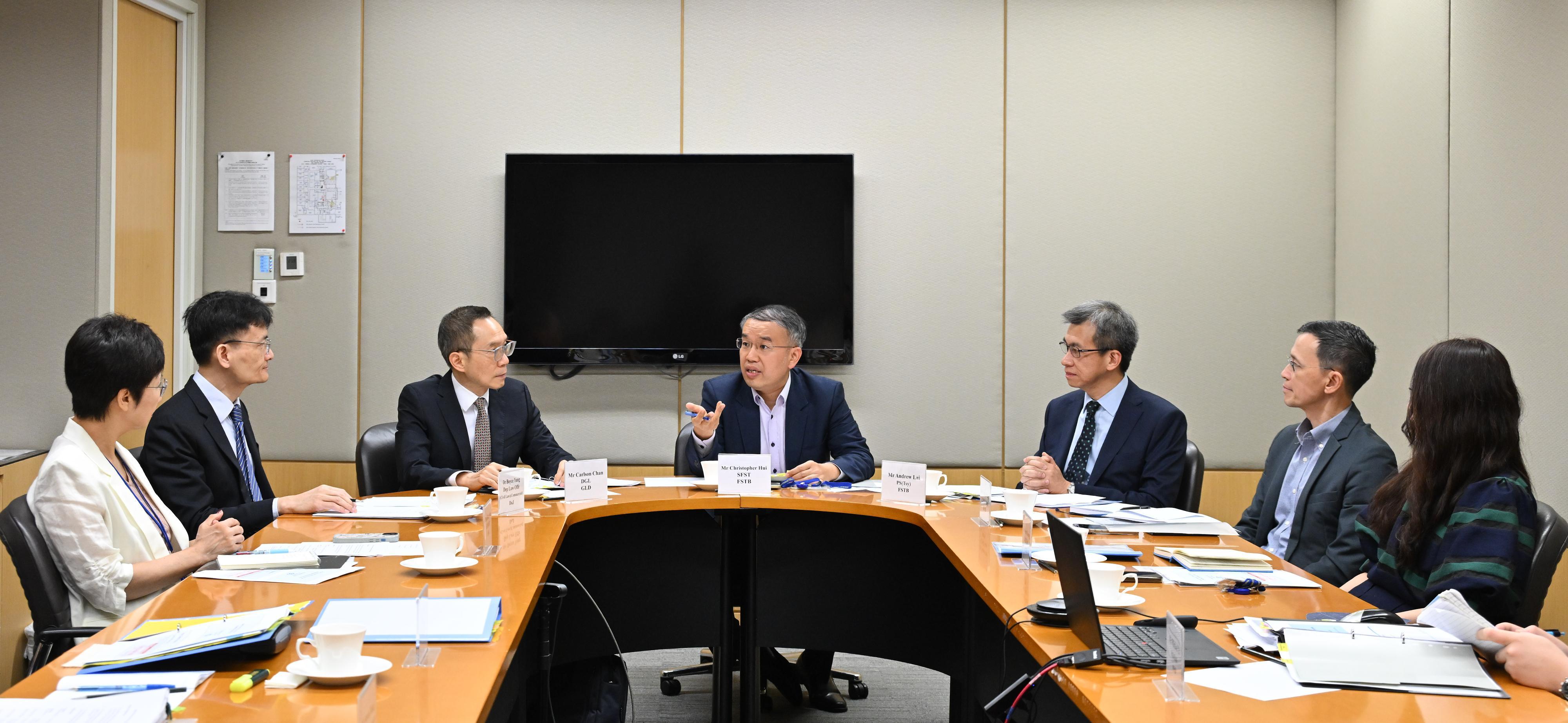 財經事務及庫務局局長許正宇(中)今日(八月二十一日)主持政府採購機制檢討專責小組首次會議,聯同公務員事務局、商務及經濟發展局、發展局和律政司的代表共同審視現有的政府採購機制。旁為財經事務及庫務局常任秘書長(庫務)黎志華(右三)和政府物流服務署署長陳嘉信(左三)。