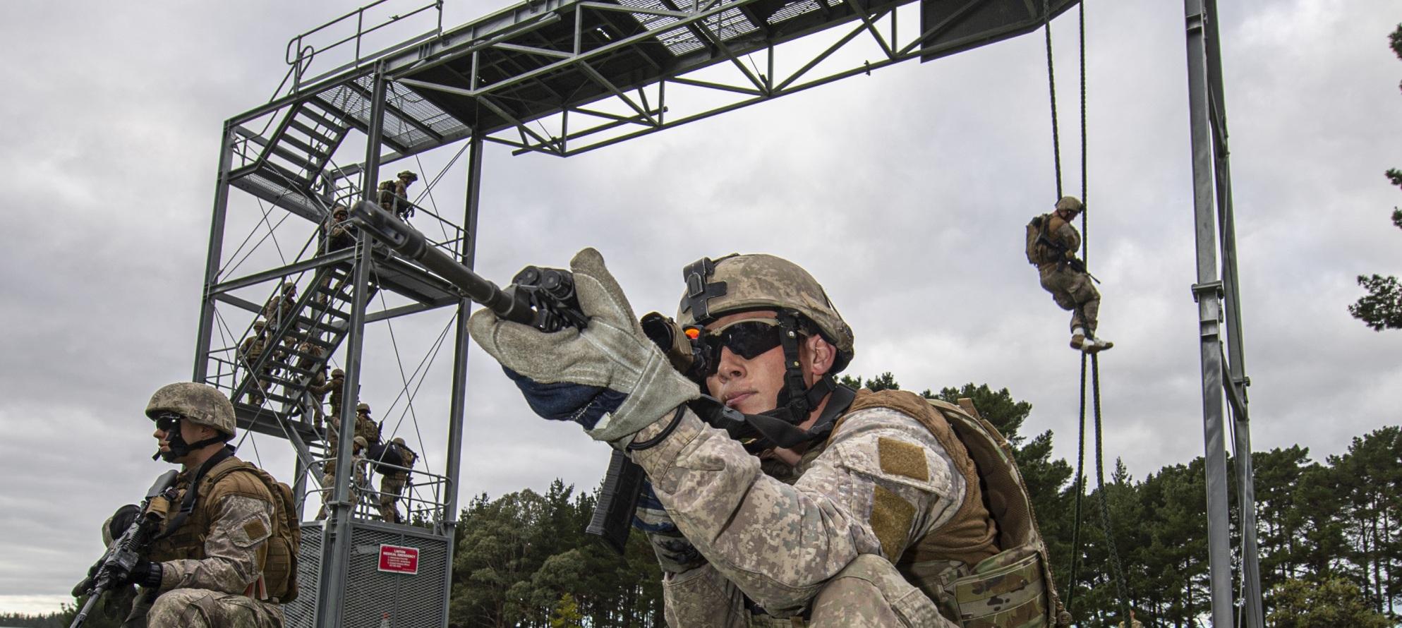 涉案軍人提供一份有關新西蘭北島林頓軍營(Linton Military Camp)弱點的評估報告。圖為士兵在該軍營做例行演練。(互聯網)
