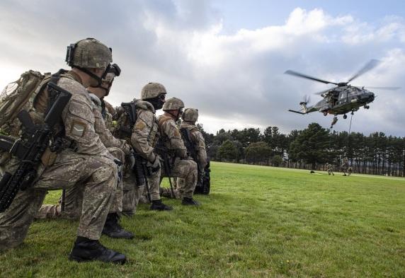 涉案軍人提供一份有關新西蘭北島林頓軍營(Linton Military Camp)弱點的評估報告。圖為士兵在該軍營做例行演練。(互聯網)