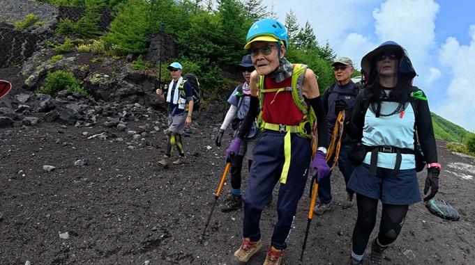 患有嚴重心臟病的102歲人瑞阿久澤幸吉由孫女等人陪同,登上富士山山頂。(互聯網)