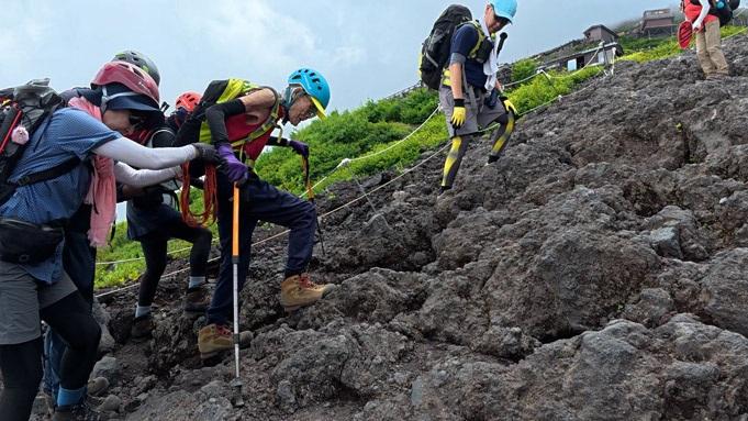 102歲人瑞阿久澤幸吉由孫女等人陪同,攀登富士山,辛苦得差點要放棄。(互聯網)