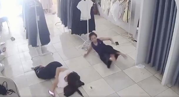 女子fling腳,想甩走異物。(互聯網)