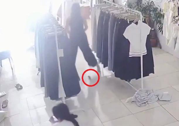 女子跳下跳下,跳到前方,終跌出老鼠。(互聯網)