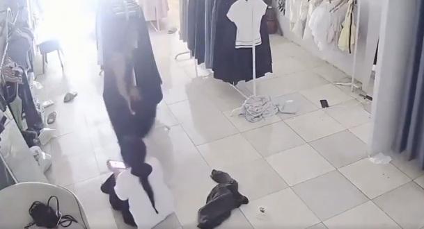 女子甩掉老鼠,雙手摸摸私處。(互聯網)