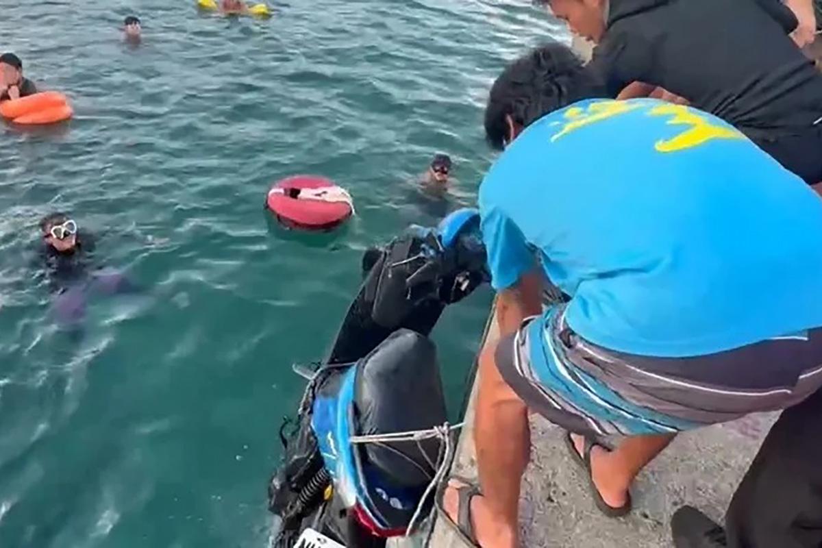 海巡人員落水協助將電單車拉回上岸。(海巡署圖片)