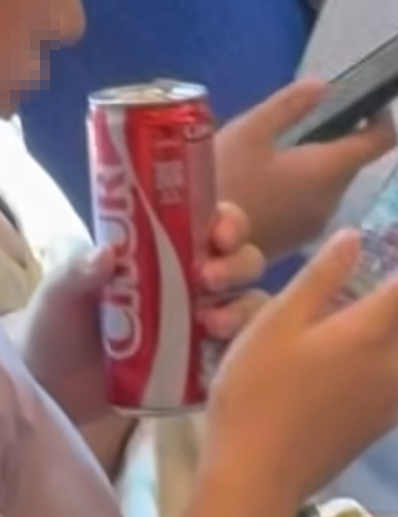 港鐵男女忘形激吻,網民揶揄「地鐵車廂內嚴禁飲食」(Threads影片截圖)