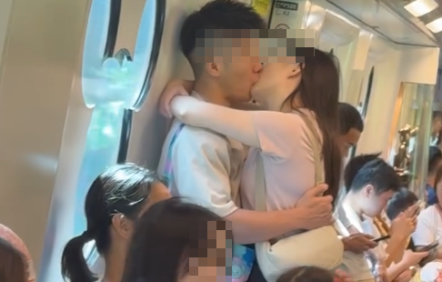 港鐵男女忘形激吻,網民揶揄「地鐵車廂內嚴禁飲食」(Threads影片截圖)