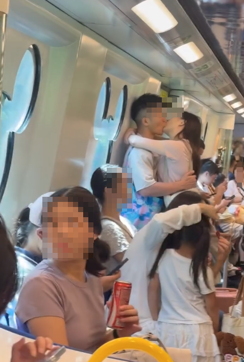 港鐵男女忘形激吻,網民揶揄「地鐵車廂內嚴禁飲食」(Threads影片截圖)