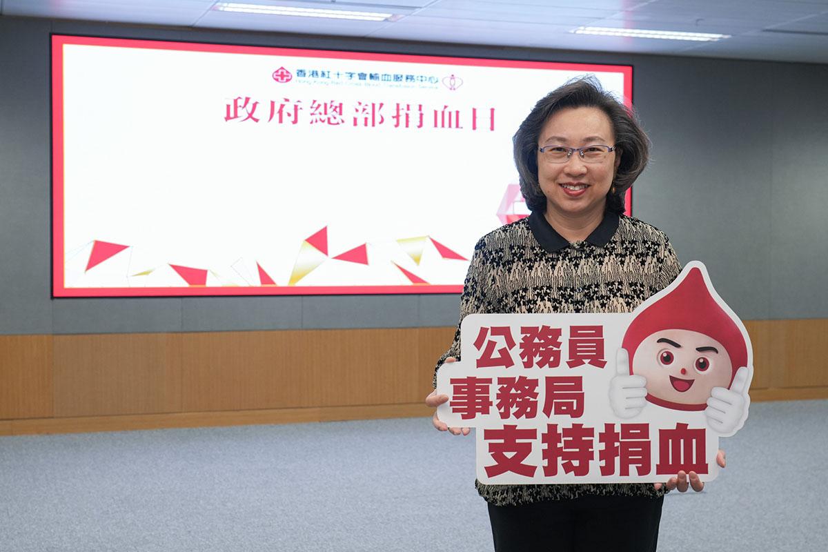 楊何蓓茵6月捐唔到血都有舉牌為公務員打氣。(楊何蓓茵FB)