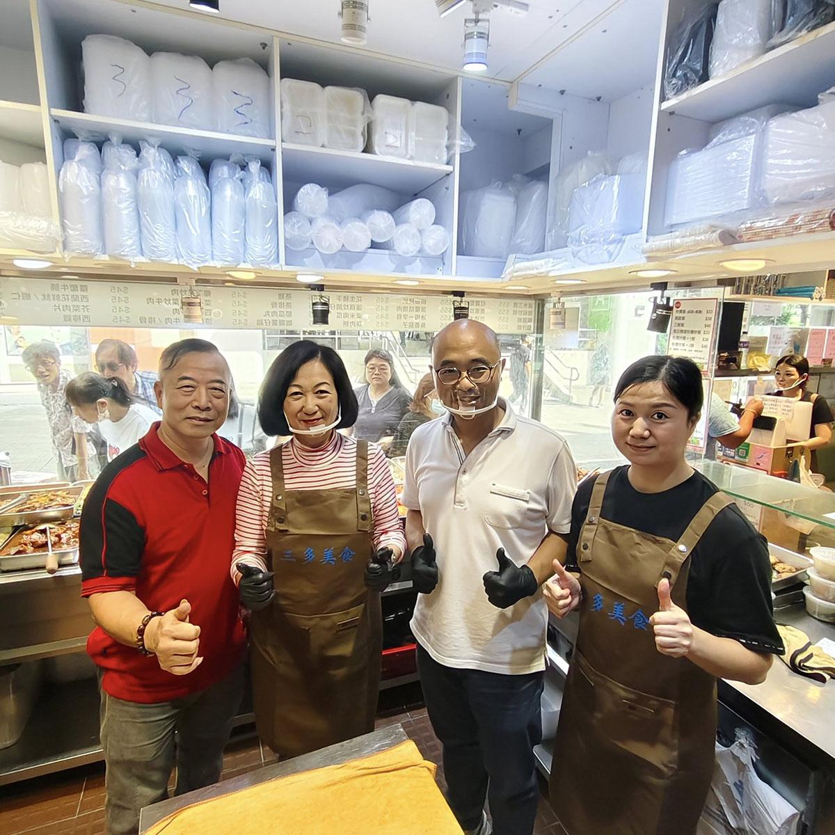 葉劉淑儀(左二)同姚嘉俊(右二)去咗體驗賣兩餸飯。(葉劉淑儀FB)