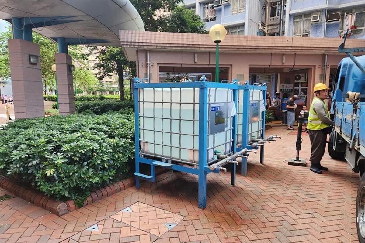 水務署設置兩個水缸提供臨時食水。(網民Ophelia Tam@FB群組「將軍澳主場」)